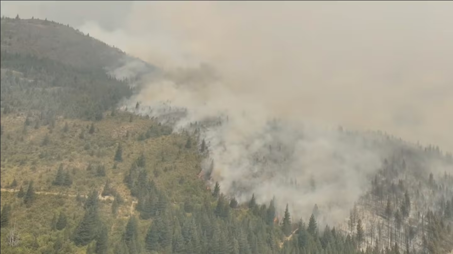 Alivio parcial en Chubut: llovió en la Comarca Andina, pero los incendios siguen activos 