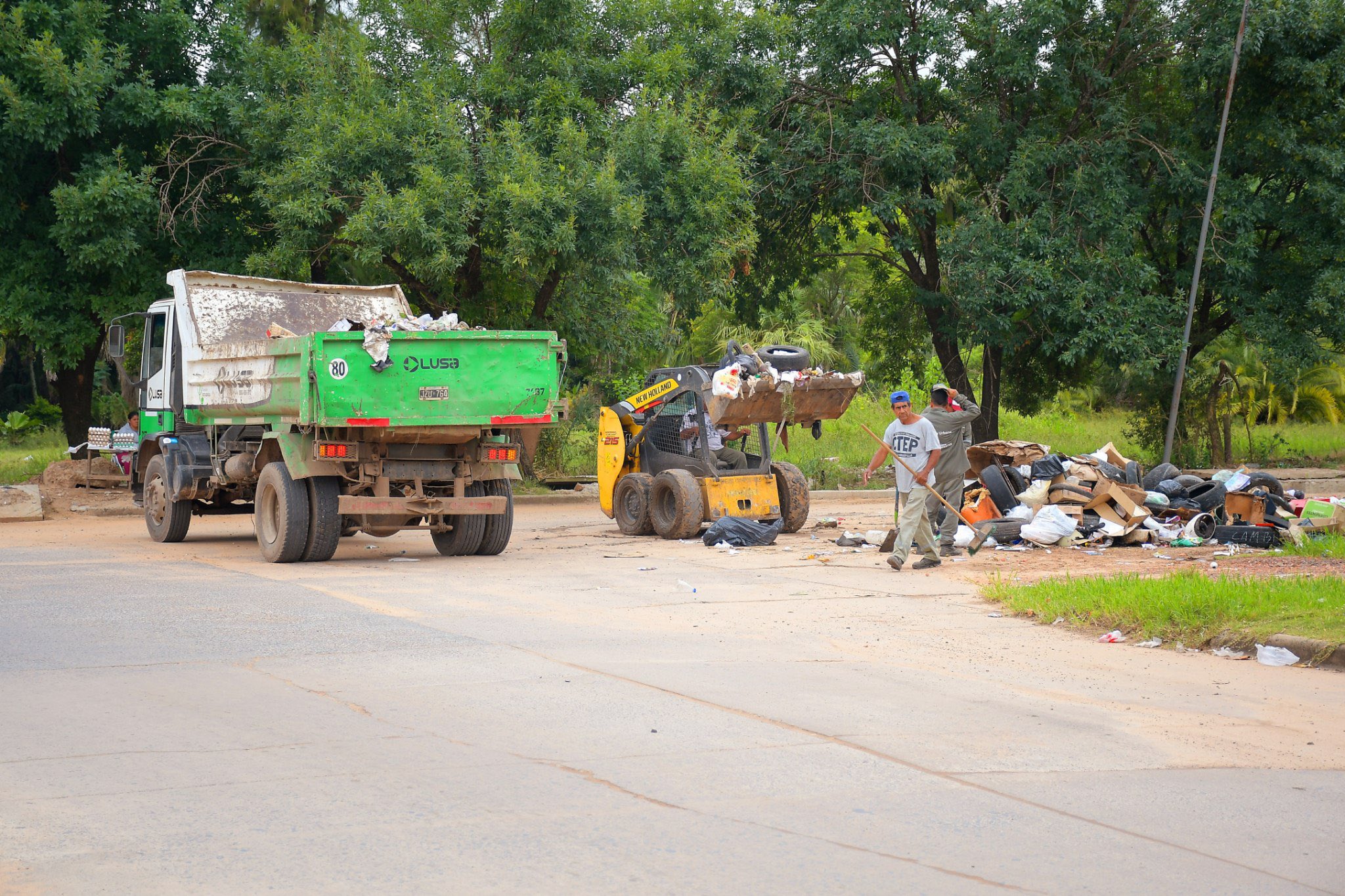 Avanzan los trabajos de limpieza y mantenimiento en los barrios Serantes , Quintana 