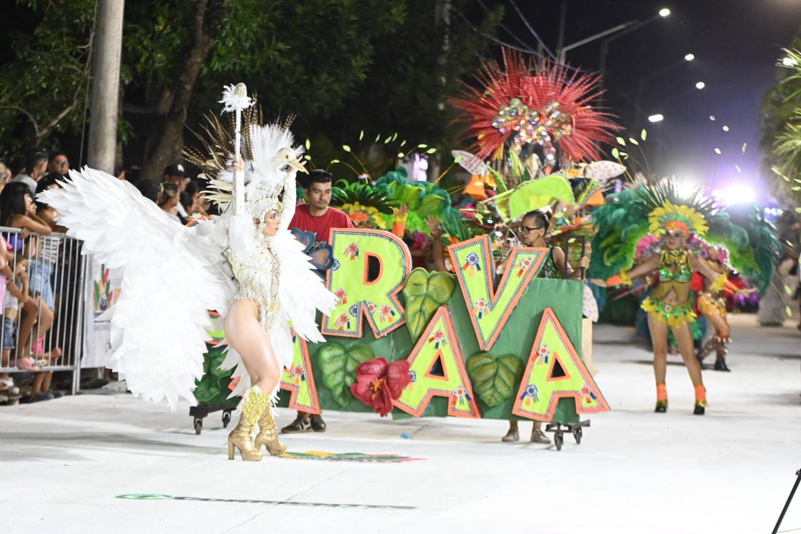La alegría y el colorido de los Carnavales Barriales se traslada al Juan de Vera