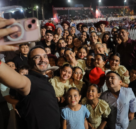 El gobernador Juan Pablo Valdés asistió al Festival Nacional del Auténtico Chamamé Tradicional