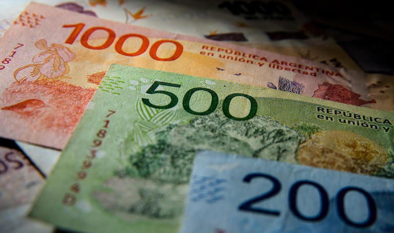 Qué significa ordenar los billetes de menor a mayor en la billetera, según la psicología