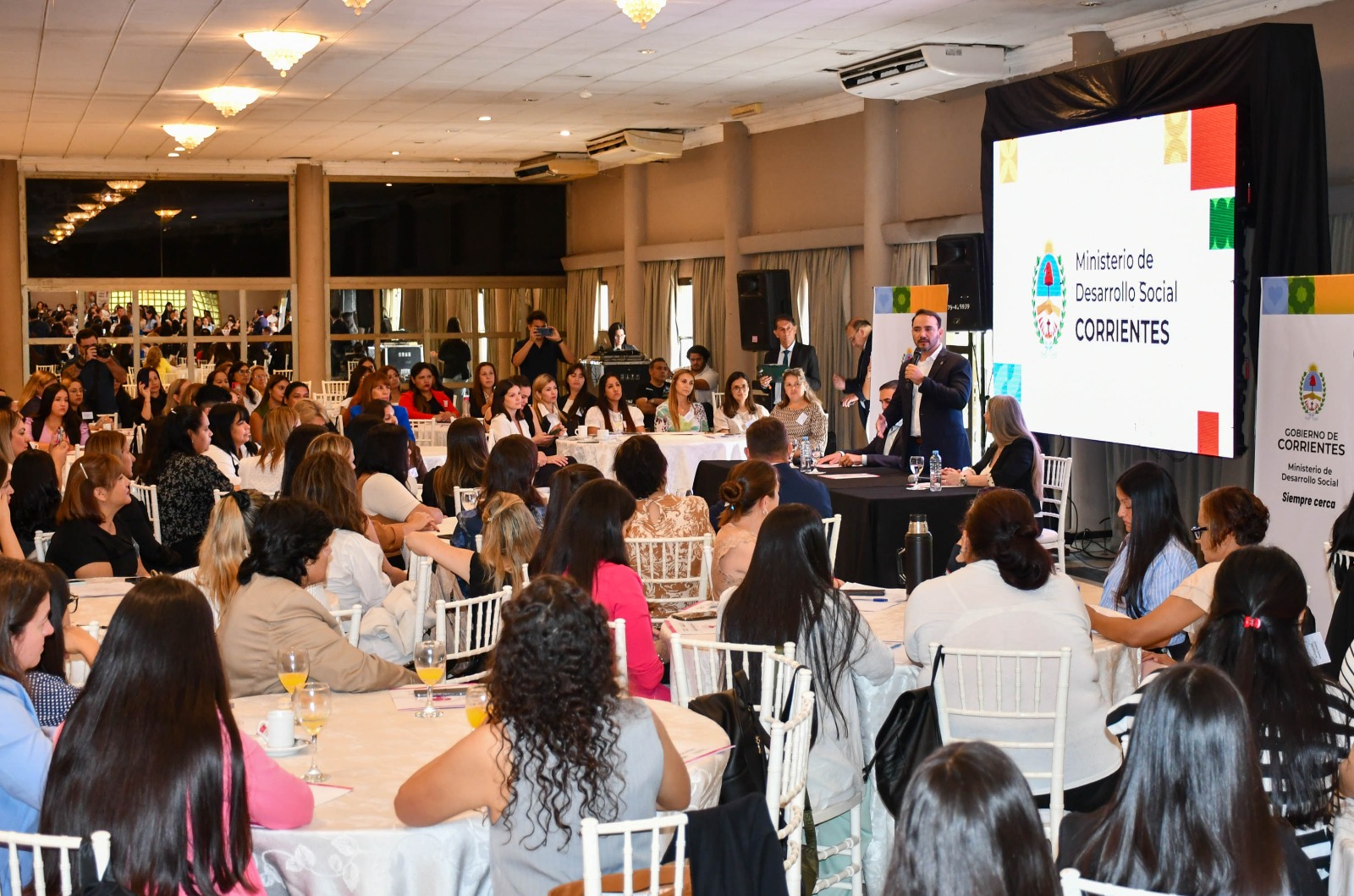 El gobernador Valdés presidió la apertura de Encuentro de Áreas Mujer de la provincia