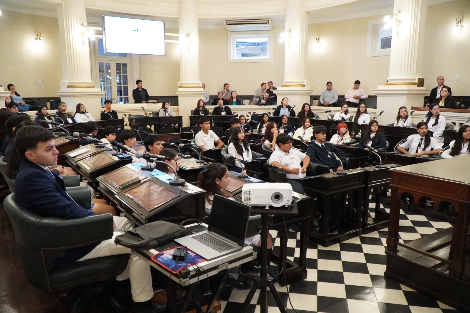 Experiencia educativa: 48 estudiantes correntinos asumieron como senadores jóvenes