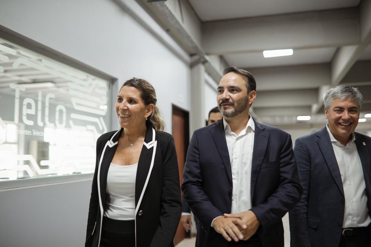Juan Pablo Valdés firmó acuerdo con Amazon: capacitaciones gratuitas en IA y financiamiento para startups