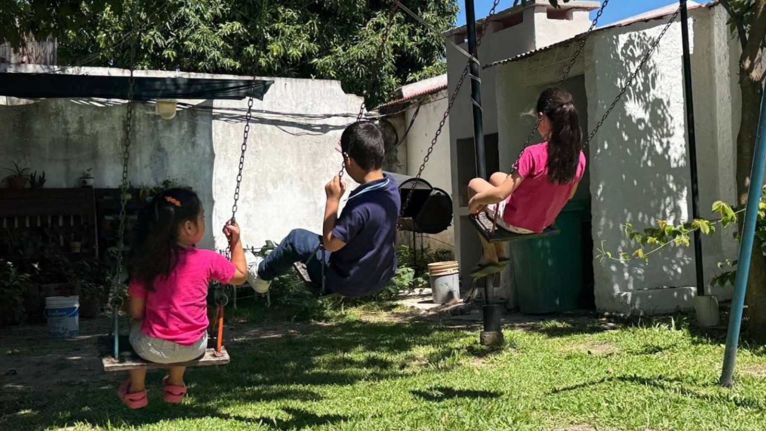 Tres hermanos buscan una familia para crecer juntos y construir un futuro