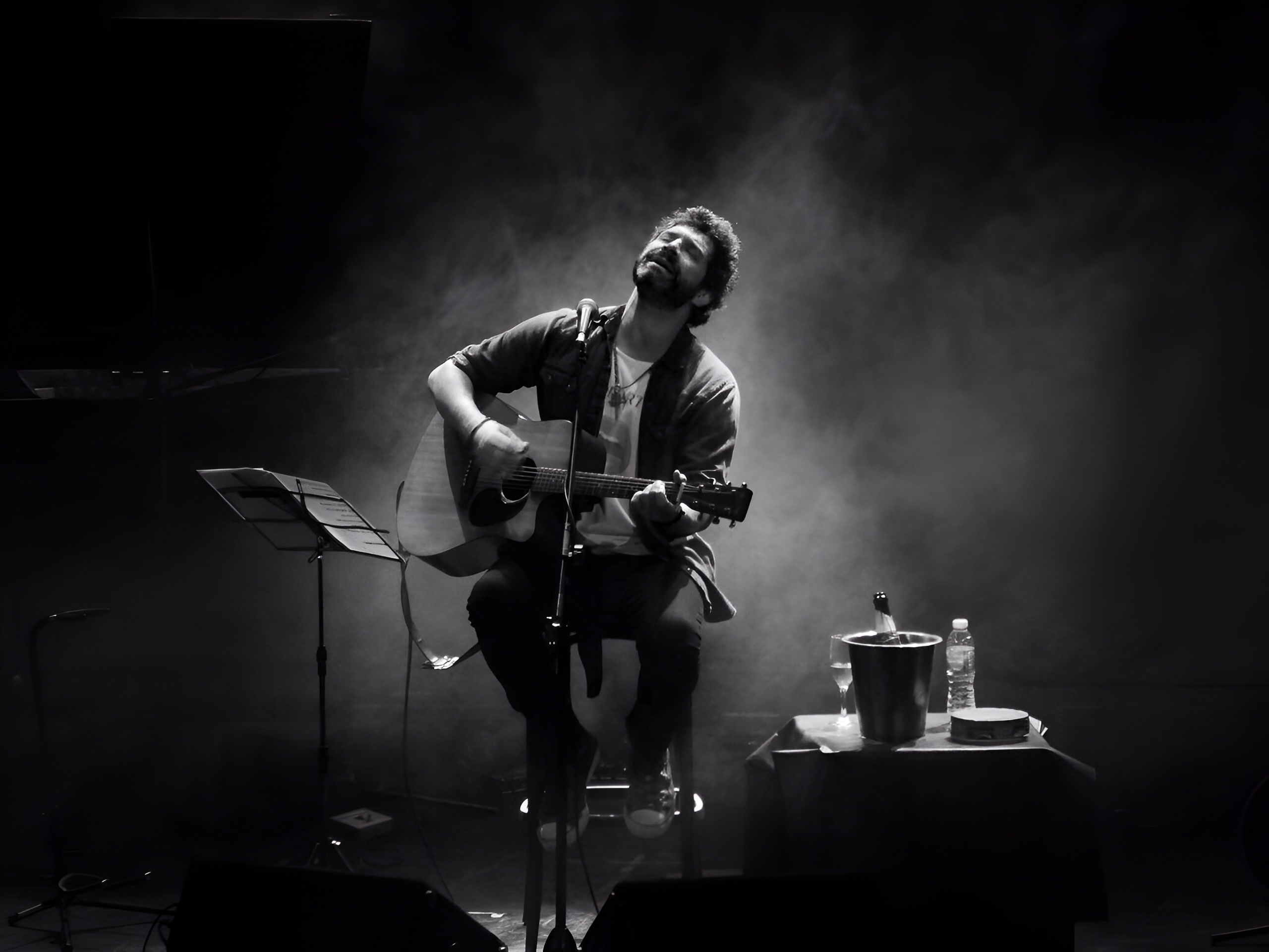 Iván Noble llega al NEA con "Canciones traspapeladas", un espectáculo íntimo para reencontrarse con su historia