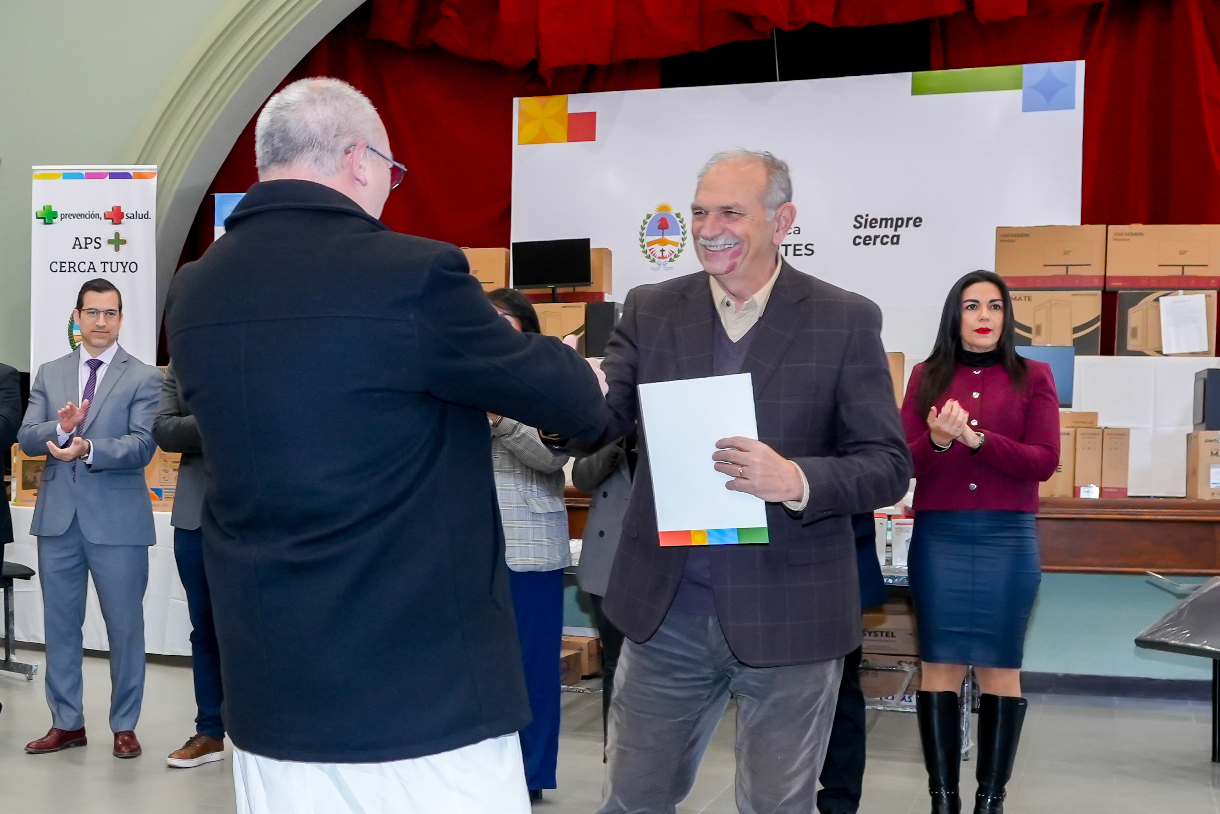 El Gobierno entregó equipamiento a centros de salud de la provincia