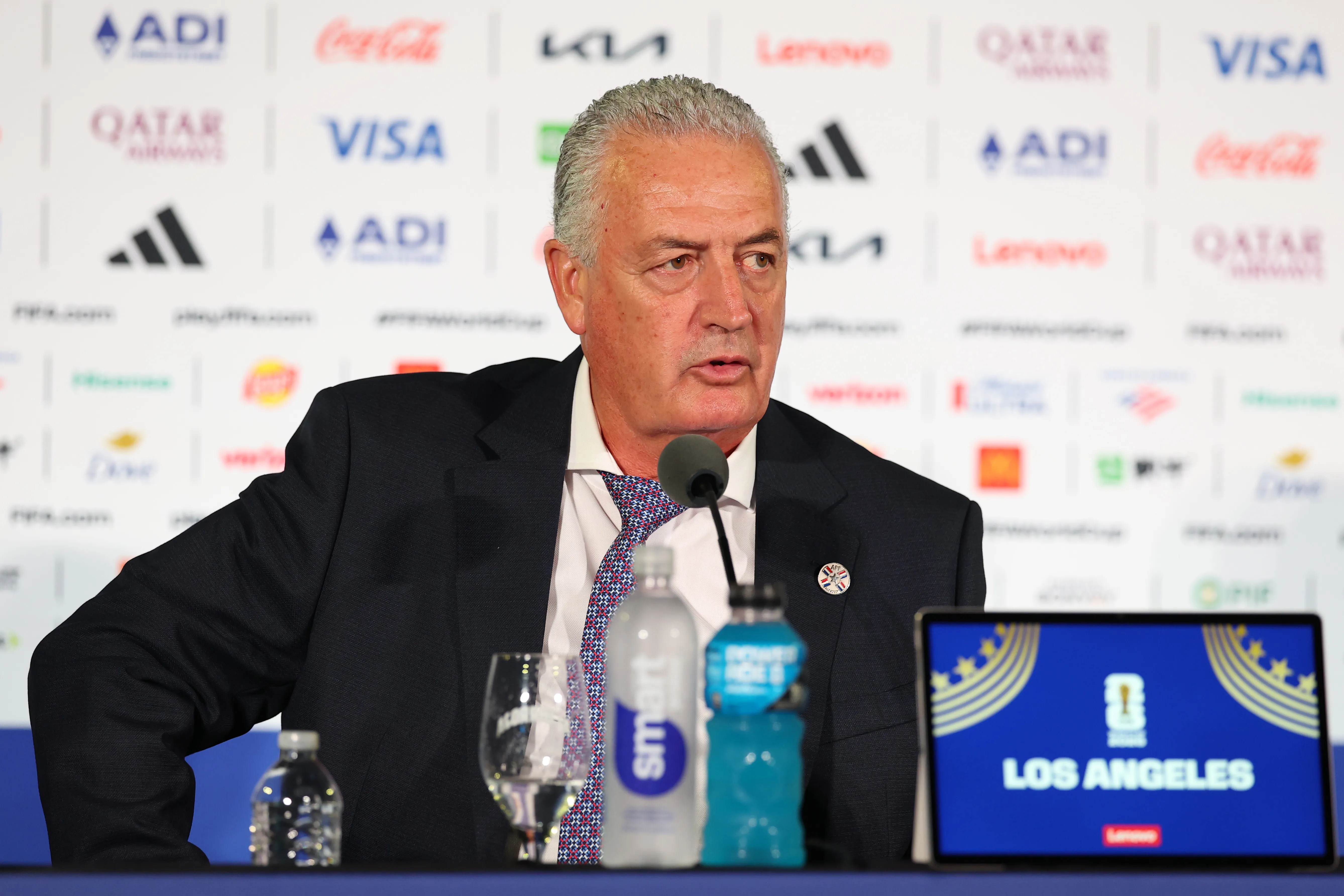 Gustavo Alfaro cuestionó la actitud de Mbappé tras la eliminación de Paraguay y destacó el orgullo de su equipo
