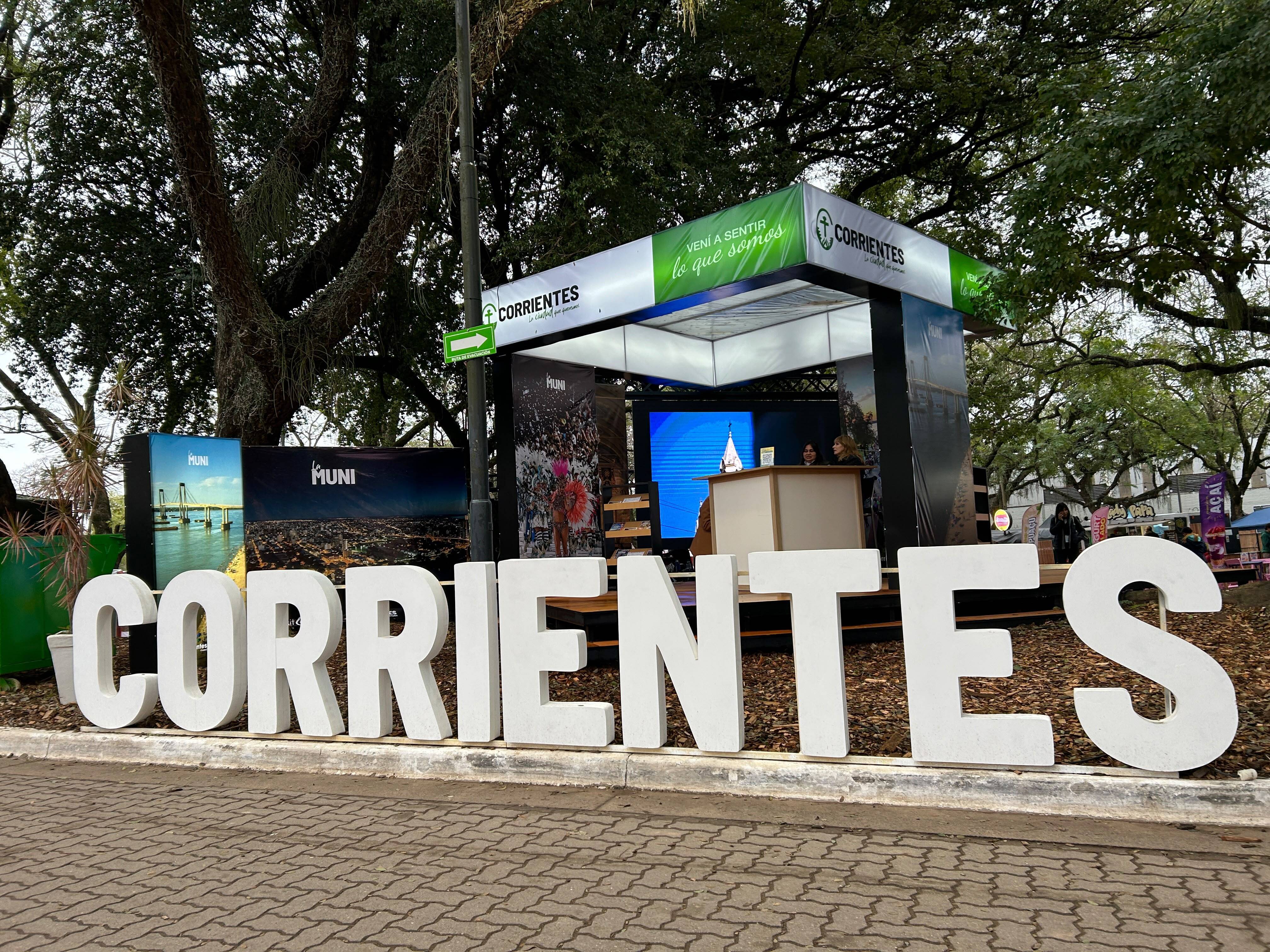 Corrientes promociona su oferta turística en la Bienal Internacional de Escultura del Chaco 2026
