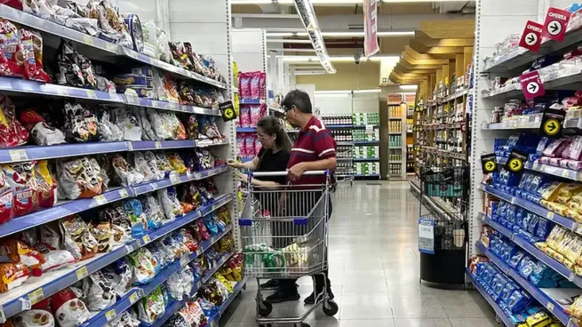 El consumo masivo cayó en junio por sexto mes consecutiva, las gaseosas y comesticos se desplomaron